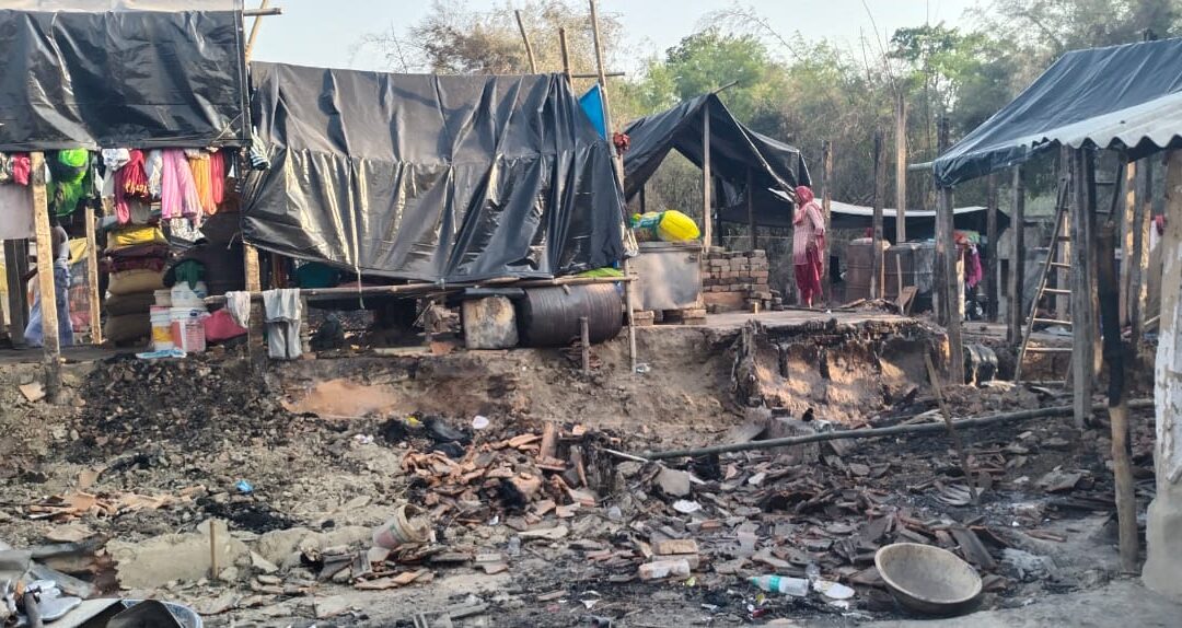 On April 27, 2024, a team of five people from the Society for Bright Future (SBF Katihar Team) reached Baldiya Bari in Manihari to meet the victims of the massive fire.