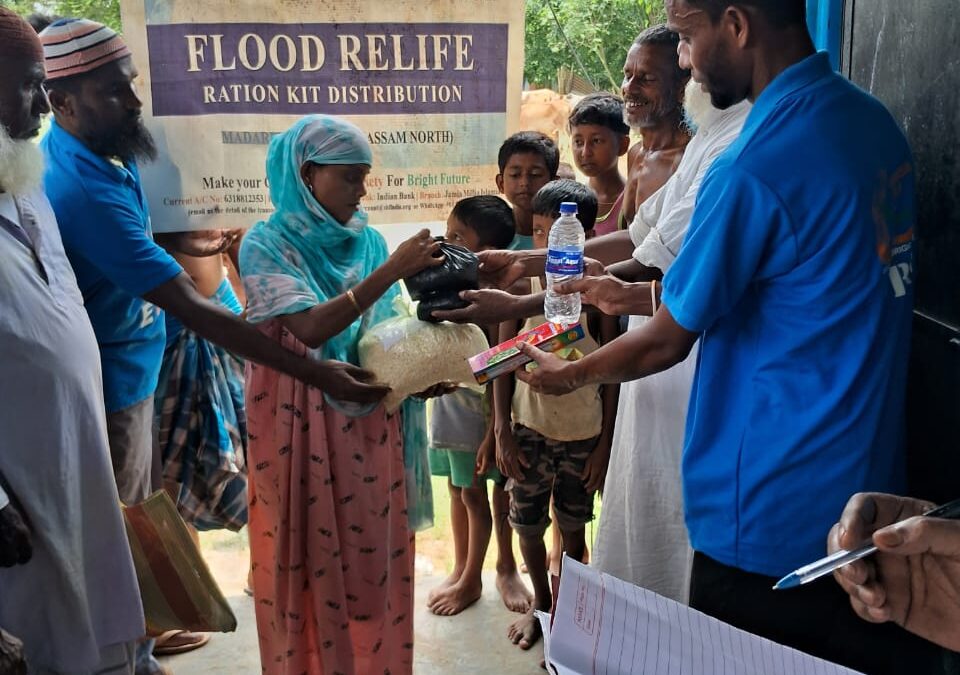 On July 6, 2024, the SBF Dhubri volunteers distributed flood relief kits in two (343 No. Motirchar J.B. Lp. School and Pokamari) flood camps. The relief kit has been distributed to 300 people.