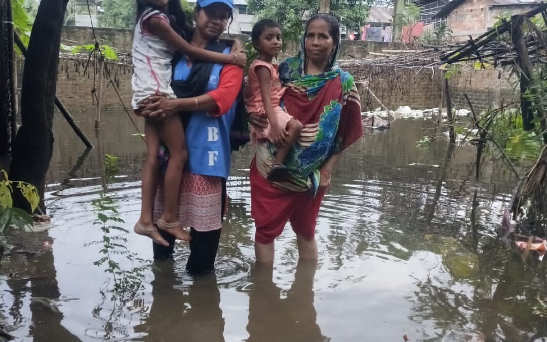 The rising water level of the Brahmaputra River flooded the houses of 100 families in Vashani Gaon and Bidhapara Vhatigaon areas (Dhubri) on July 4, 2024.